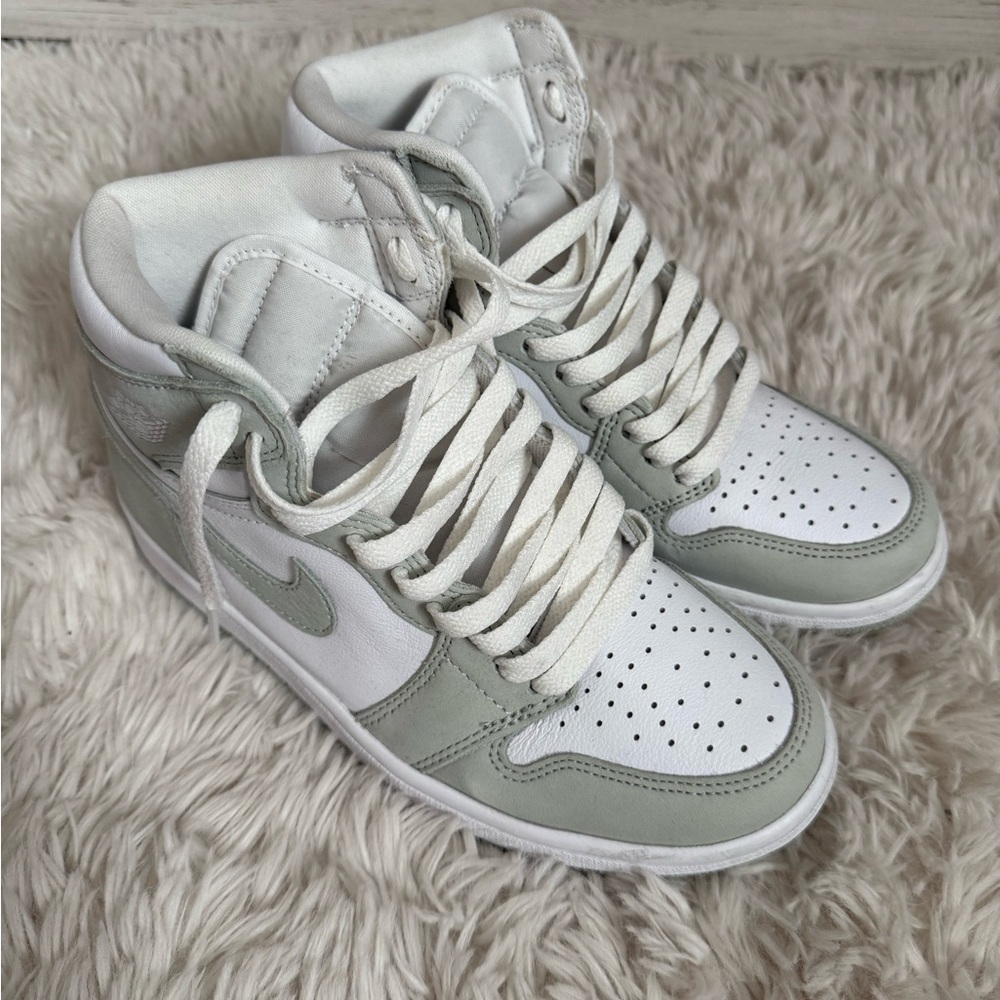 Nike Women's Sneakers in White and Light Green